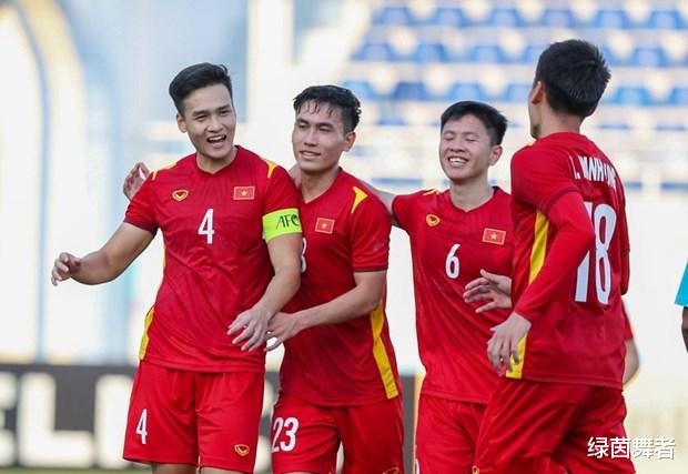 0-2！越南足球夺冠梦碎，门将断腿式飞铲染红，战绩仍超中国队！