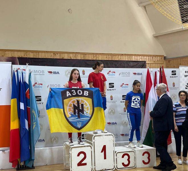国际比赛上，16岁的乌克兰运动员拿出这面旗…