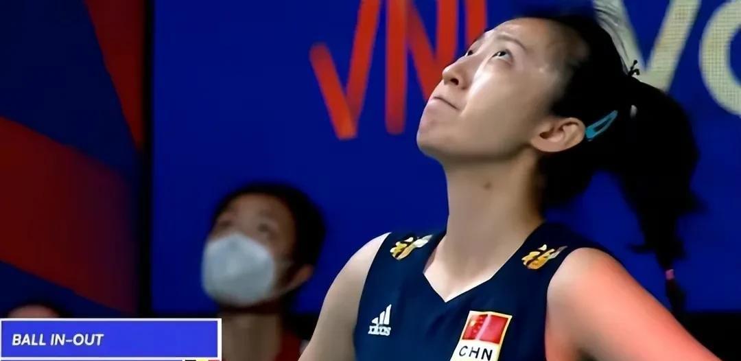 中国女排第三站比赛即将开打，最大的变化是32岁老将成为队长(2)