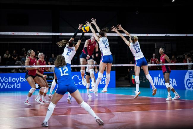 国家联赛美国女排3-0塞尔维亚 斩获第9胜稳居榜首
