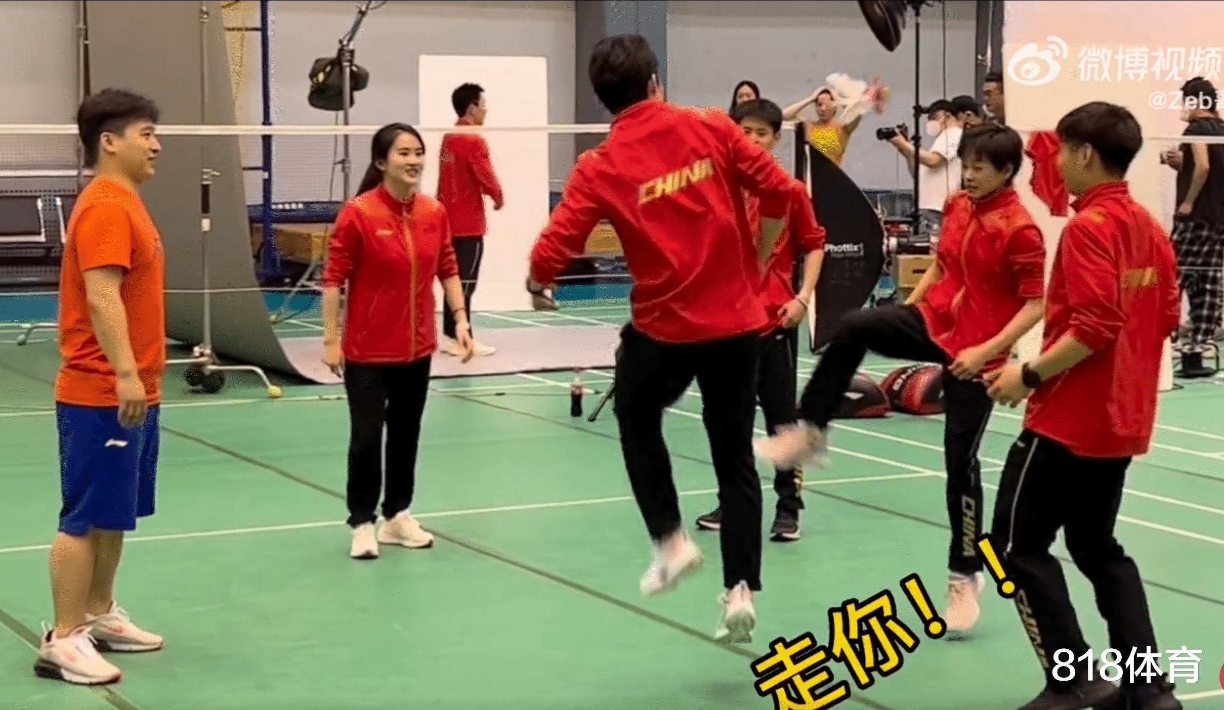 可爱! 陈若琳带全红婵等队员踢毽球, 红姐没够到被打趣: 腿短了踢不到(7)