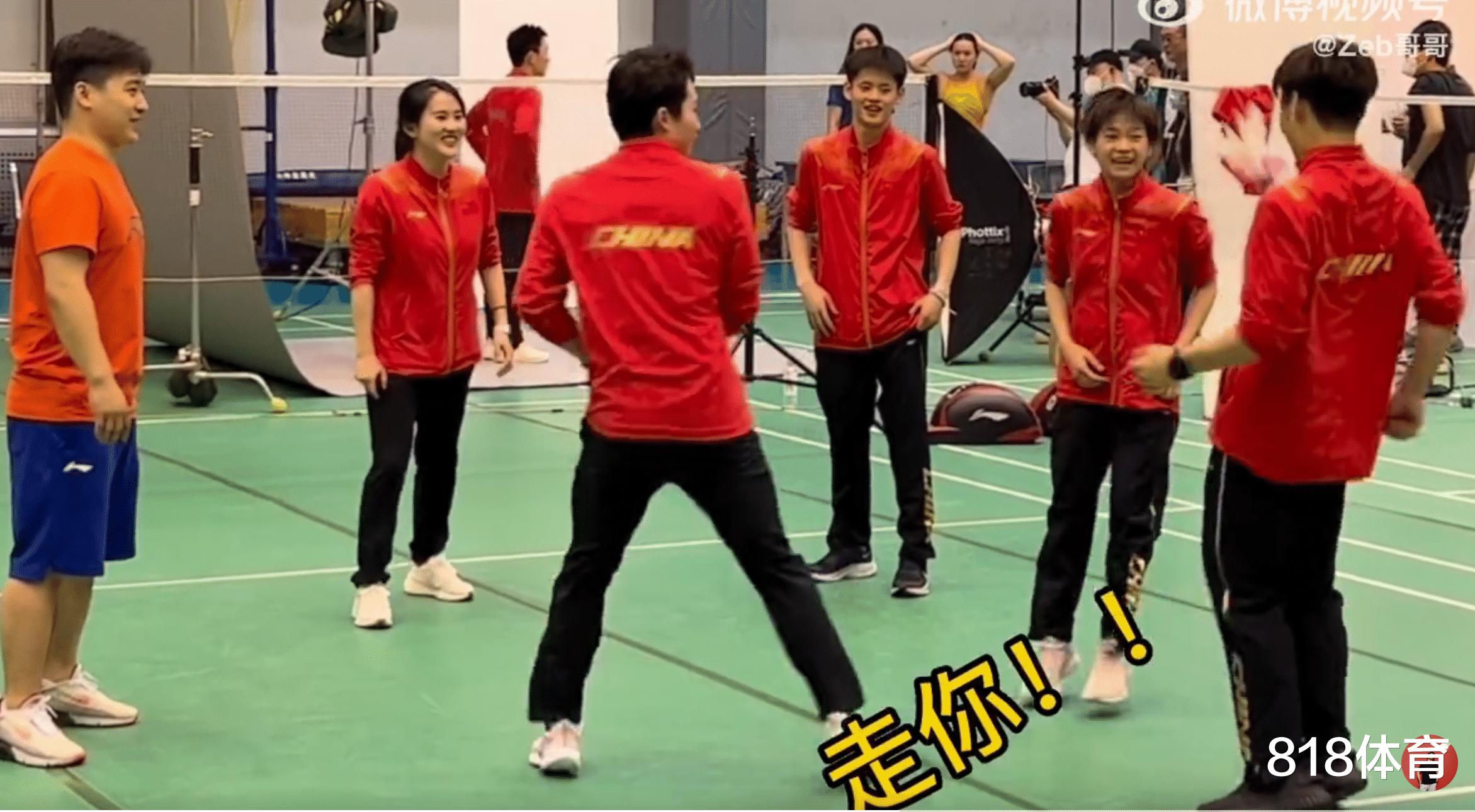 可爱! 陈若琳带全红婵等队员踢毽球, 红姐没够到被打趣: 腿短了踢不到(8)