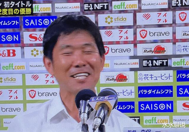 日本队终于夺冠，全队兴奋领奖！森保一赛后点评，低调且不失霸气(4)