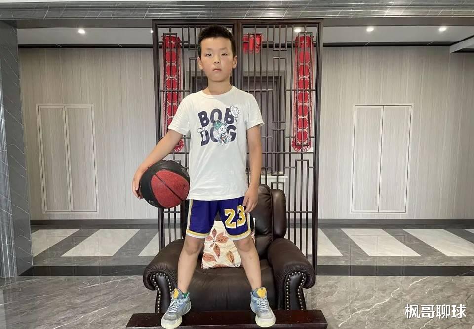 篮球天才！9岁神童板凳运球惊呆球迷，他未来能够进入国家队吗？(4)