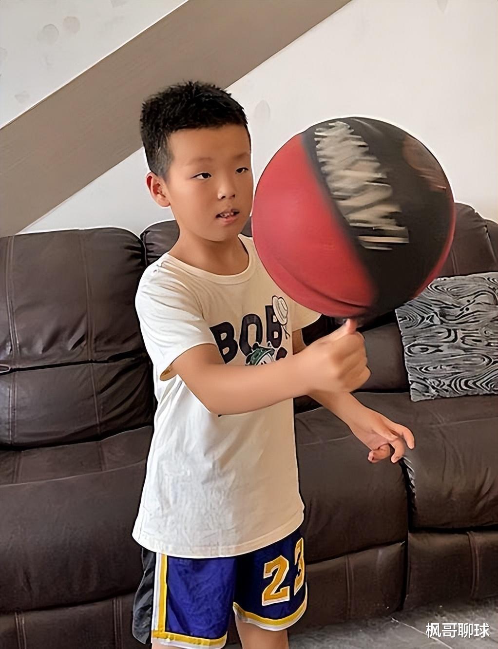 篮球天才！9岁神童板凳运球惊呆球迷，他未来能够进入国家队吗？(5)