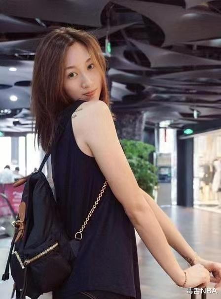 女排美女副攻晒照，身上多处纹身引争议，北京土豪30岁依旧单身(8)