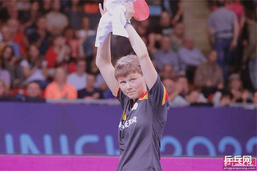 瑞典乒乓世界冠军哭着离开了欧锦赛球场，第五局大拇指割伤(5)