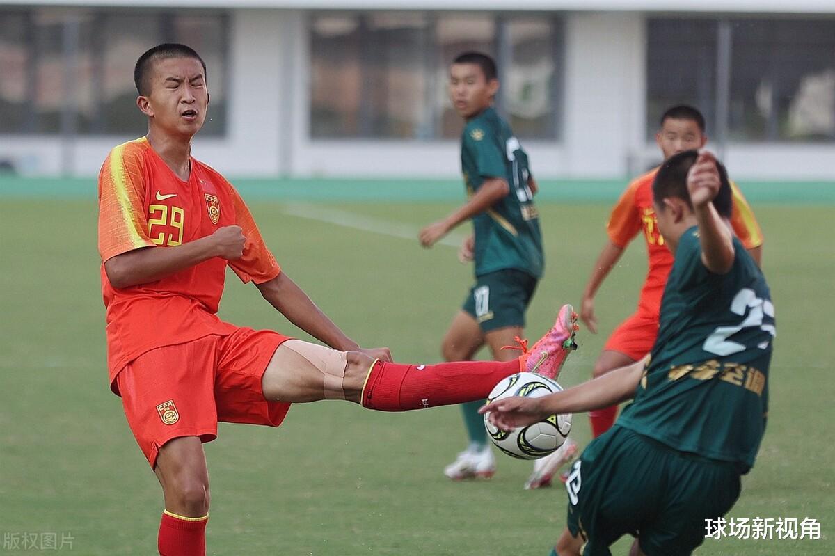 记者最新报道引争议，中国足球遭重创，球迷吐槽：简直太搞笑了(3)