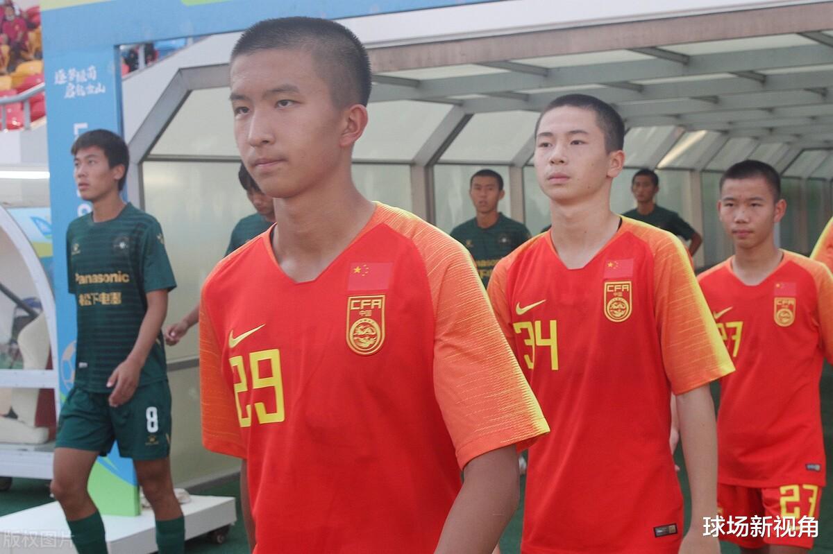记者最新报道引争议，中国足球遭重创，球迷吐槽：简直太搞笑了(5)