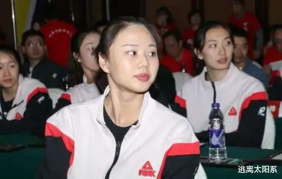 央视排球专项记者杨岭，透露王梦洁上一场缺席的原因(1)