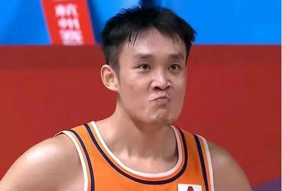 上海男篮拿下比赛不容易，王哲林表现格外出色，幸好有他(4)