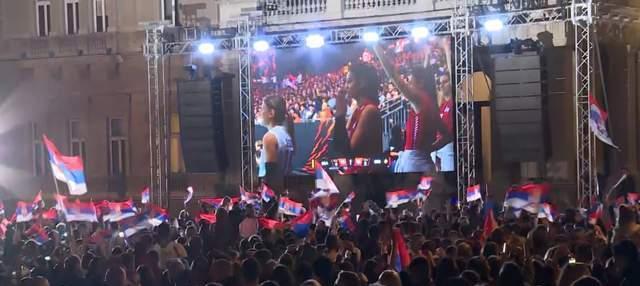 塞尔维亚女排参加夺冠庆典，博斯科维奇承诺球迷：明年还来庆祝！(2)