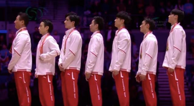泪目了！中国男团夺金，国歌响起+五星红旗升起，小伙子们太棒了(3)