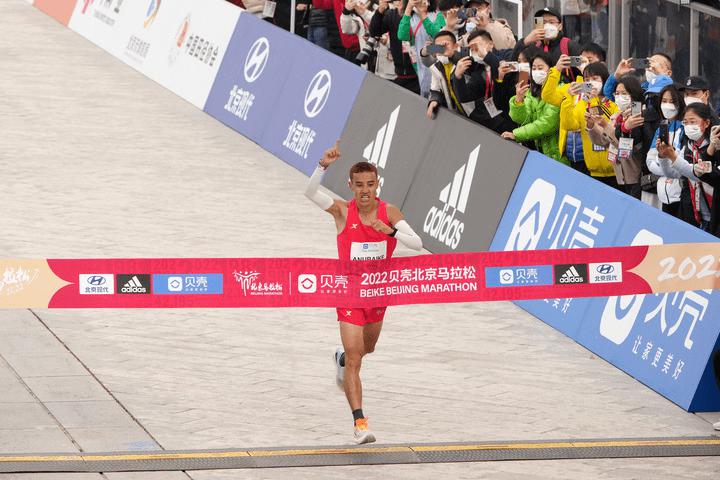 北京马拉松停办两年后再度开跑，男女冠军均刷新个人最好成绩！