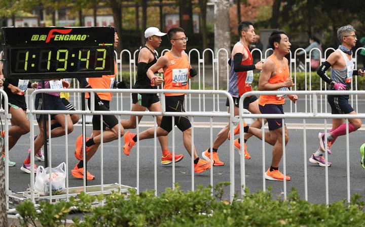 北京马拉松停办两年后再度开跑，男女冠军均刷新个人最好成绩！(3)