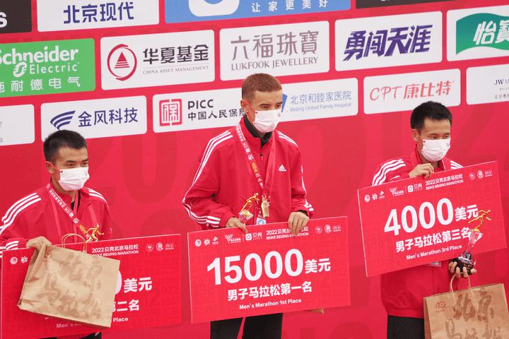 北京马拉松停办两年后再度开跑，男女冠军均刷新个人最好成绩！(4)