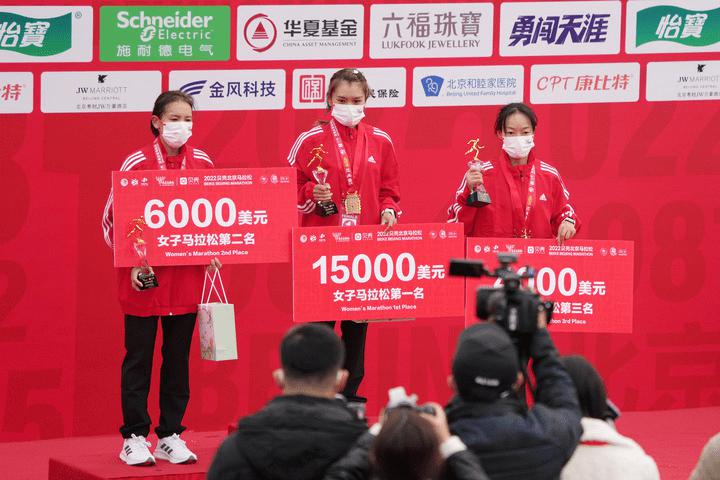北京马拉松停办两年后再度开跑，男女冠军均刷新个人最好成绩！(5)