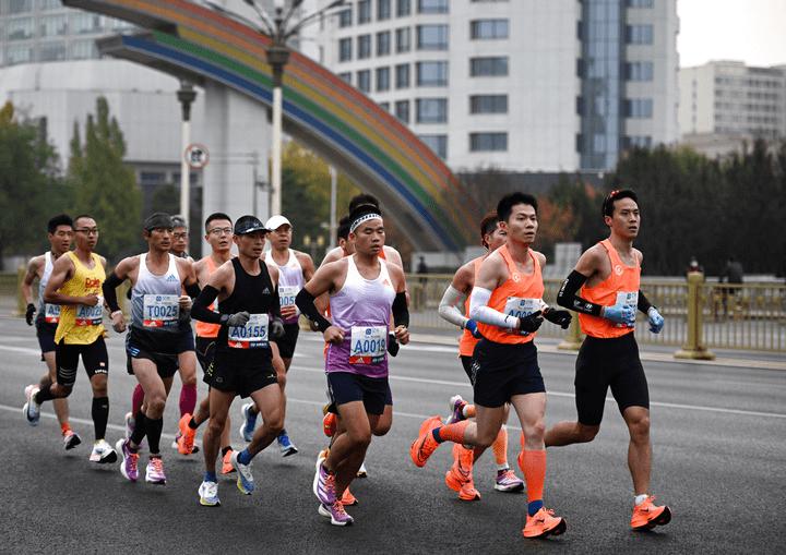 北京马拉松停办两年后再度开跑，男女冠军均刷新个人最好成绩！(7)
