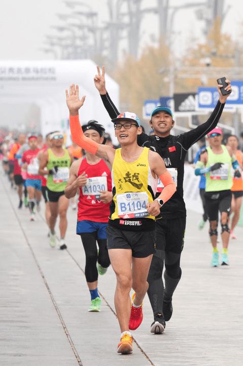 北京马拉松停办两年后再度开跑，男女冠军均刷新个人最好成绩！(8)