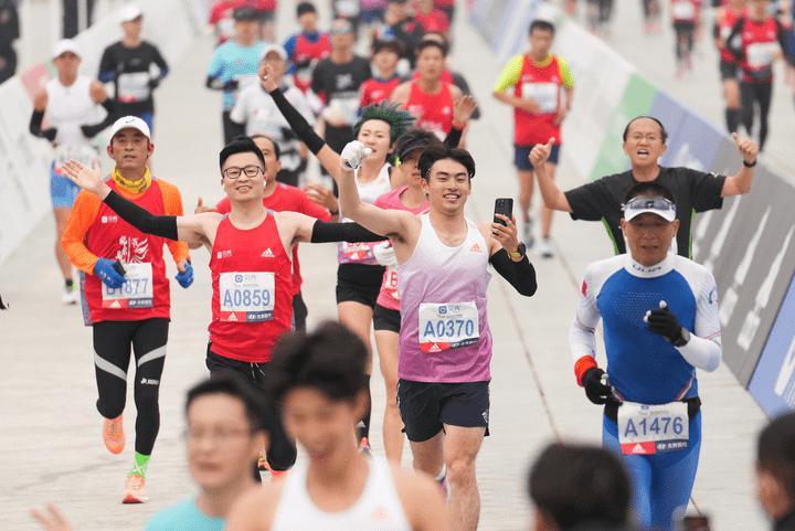北京马拉松停办两年后再度开跑，男女冠军均刷新个人最好成绩！(9)