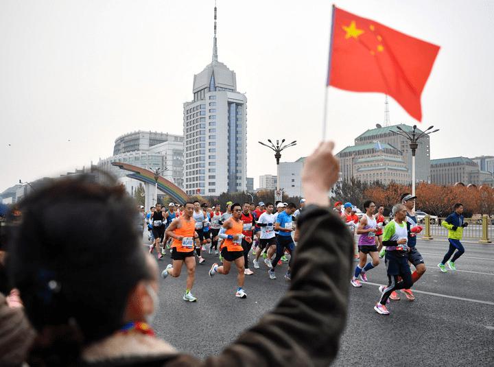 北京马拉松停办两年后再度开跑，男女冠军均刷新个人最好成绩！(10)