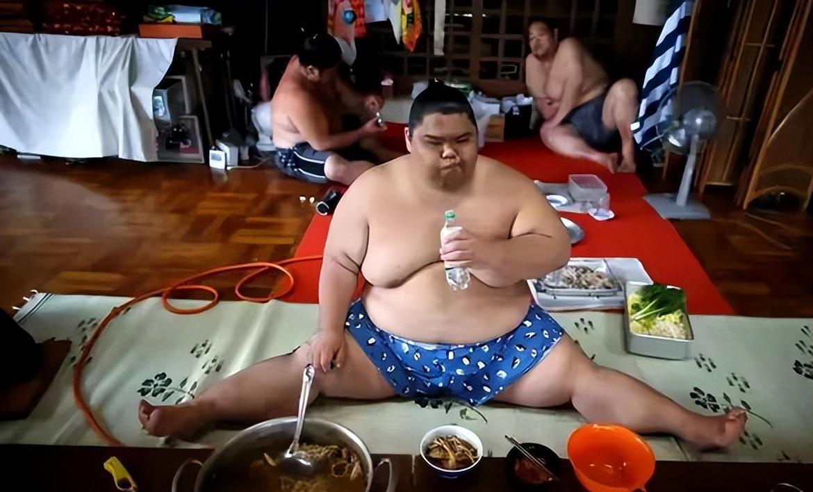 为何相扑选手深受日本女人追捧？300多斤，妻子娇小貌美，不明白(3)