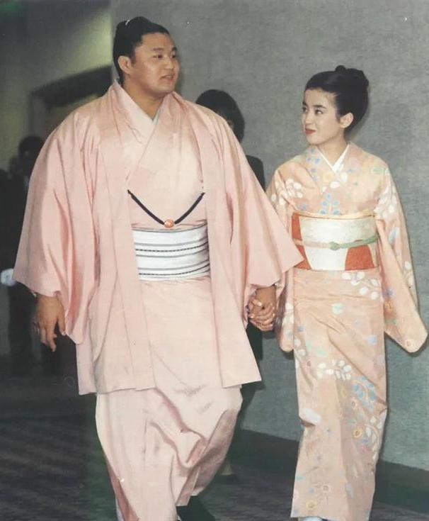 为何相扑选手深受日本女人追捧？300多斤，妻子娇小貌美，不明白(4)