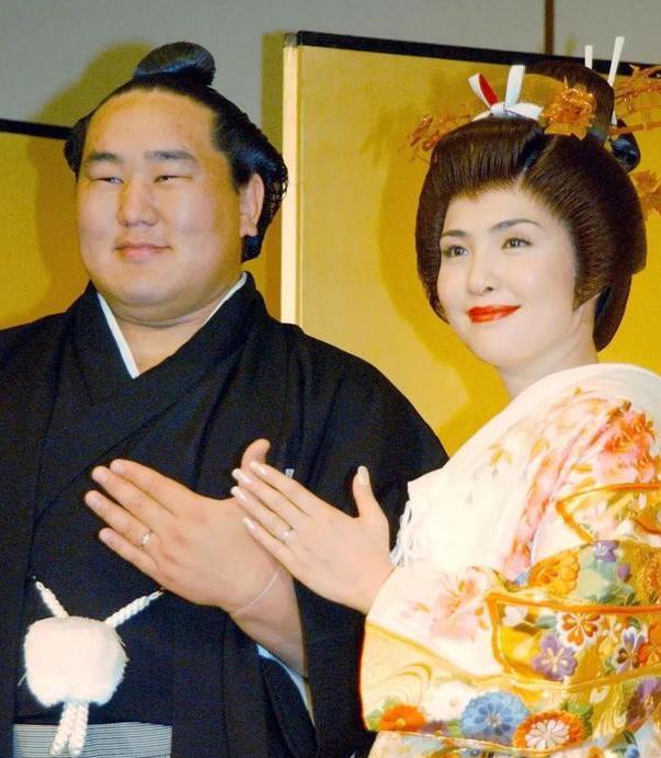 为何相扑选手深受日本女人追捧？300多斤，妻子娇小貌美，不明白(5)
