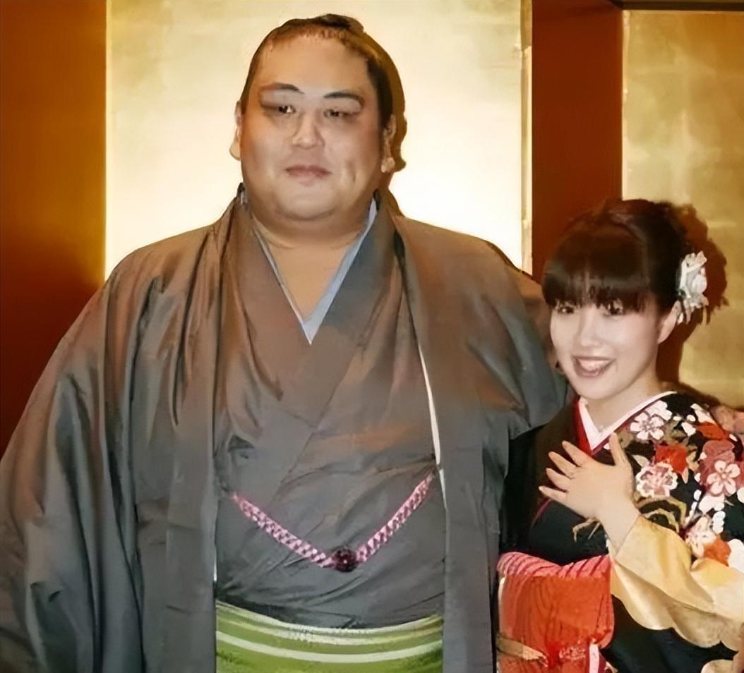 为何相扑选手深受日本女人追捧？300多斤，妻子娇小貌美，不明白(6)