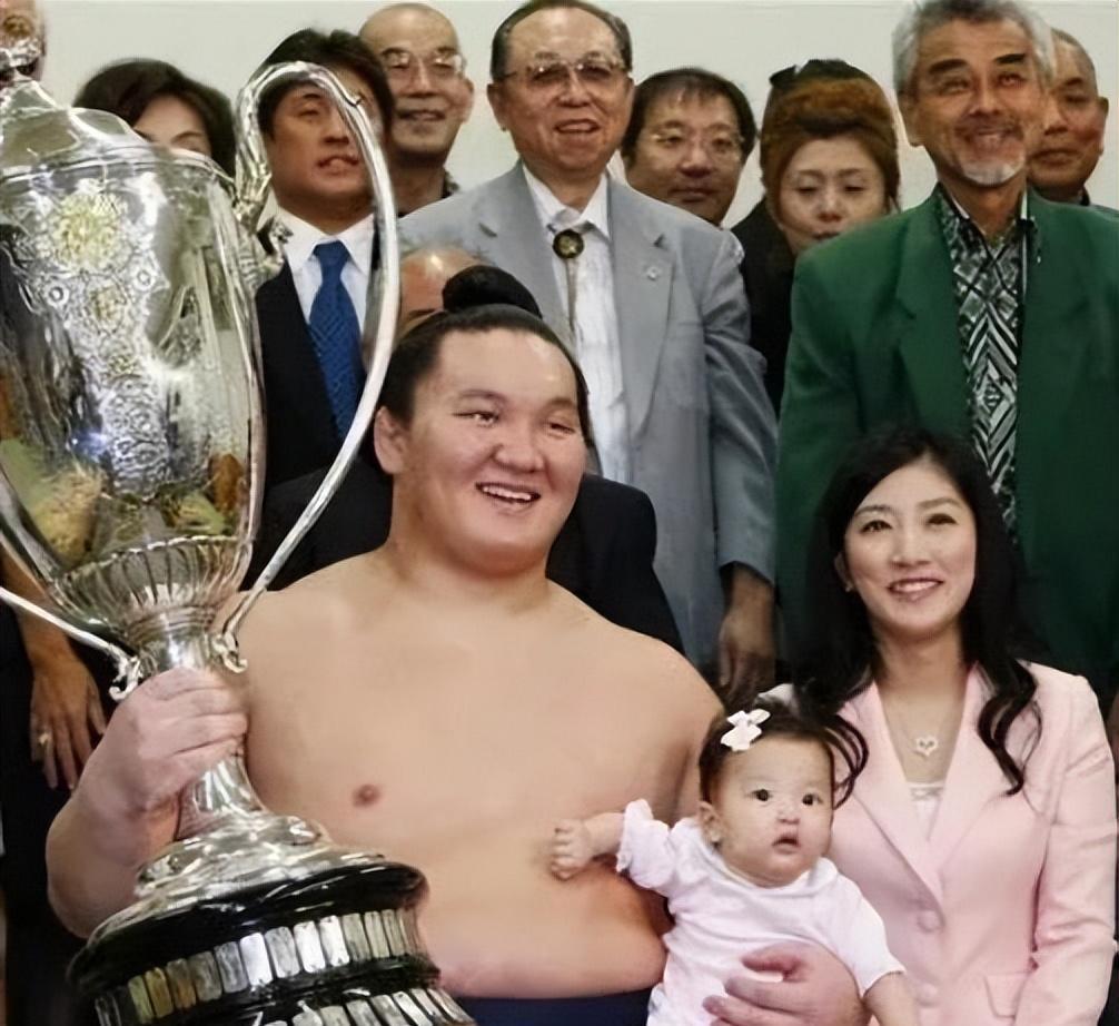 为何相扑选手深受日本女人追捧？300多斤，妻子娇小貌美，不明白(7)