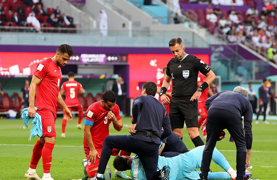 伊朗2-6惨败的背后故事，球队拒唱国歌，英格兰队单膝跪地抗议(2)