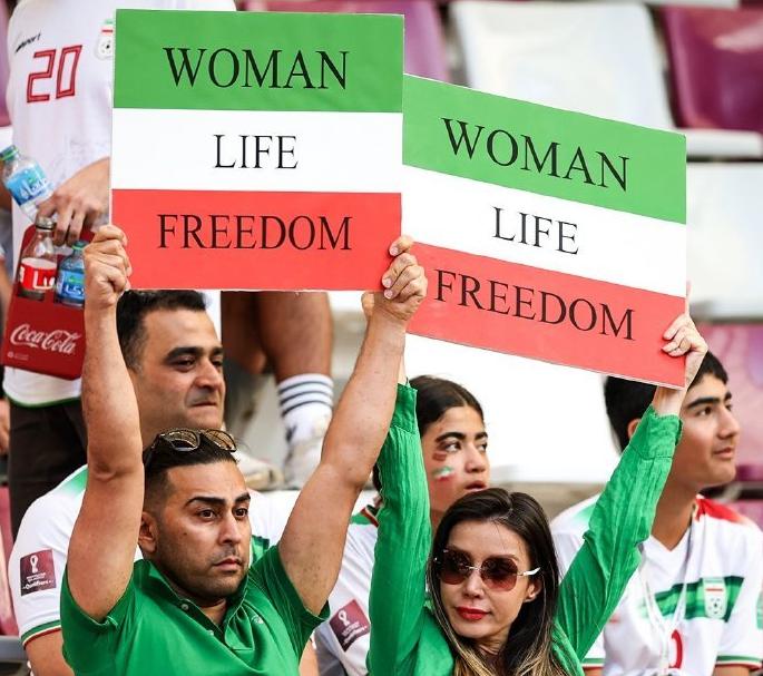 伊朗2-6惨败的背后故事，球队拒唱国歌，英格兰队单膝跪地抗议(4)