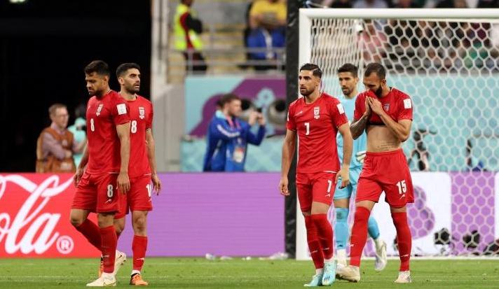 伊朗2-6惨败的背后故事，球队拒唱国歌，英格兰队单膝跪地抗议(7)