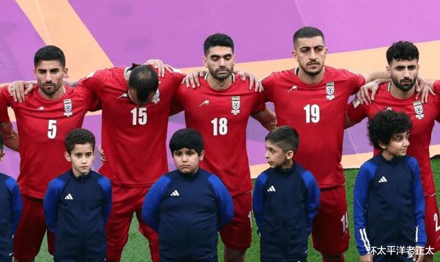 伊朗男足赌上职业生涯！全队拒唱国歌为女性发声，女球迷感动落泪(2)