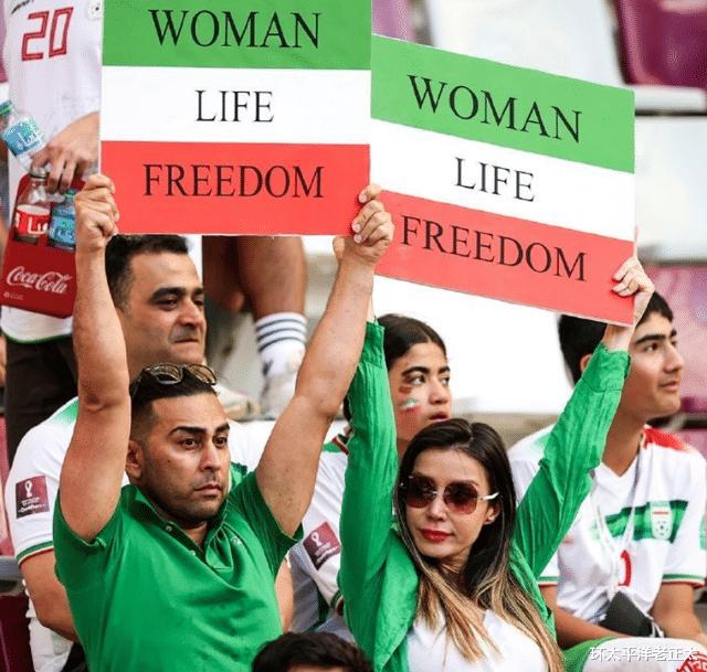 伊朗男足赌上职业生涯！全队拒唱国歌为女性发声，女球迷感动落泪(4)