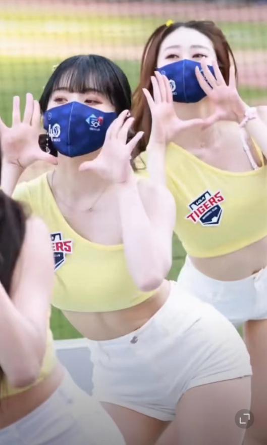 世界杯，韩国啦啦队，靠美貌为国长脸！队长穿露脐装跳热舞，身材超辣