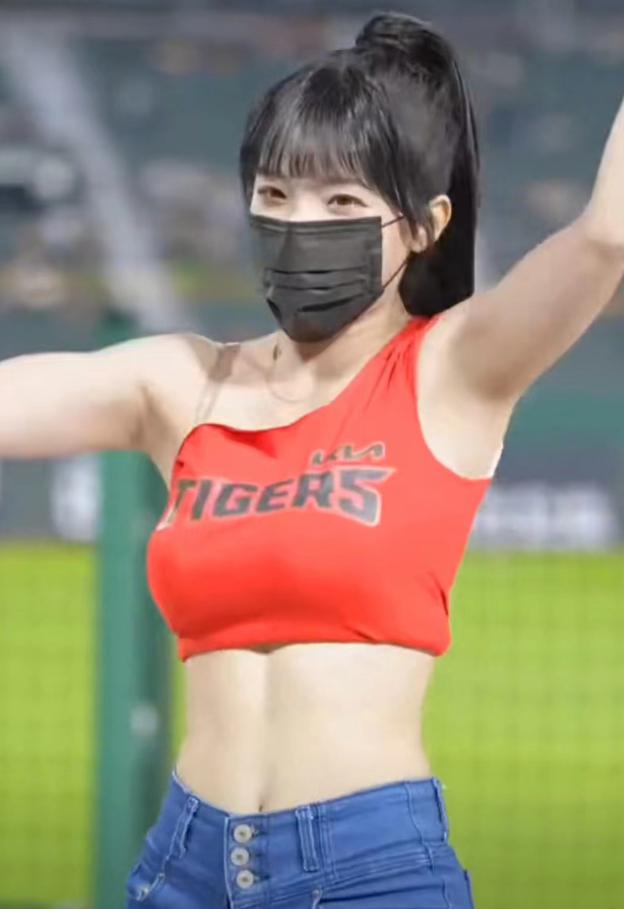 世界杯，韩国啦啦队，靠美貌为国长脸！队长穿露脐装跳热舞，身材超辣(3)