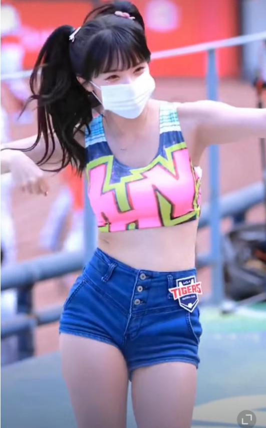 世界杯，韩国啦啦队，靠美貌为国长脸！队长穿露脐装跳热舞，身材超辣(5)