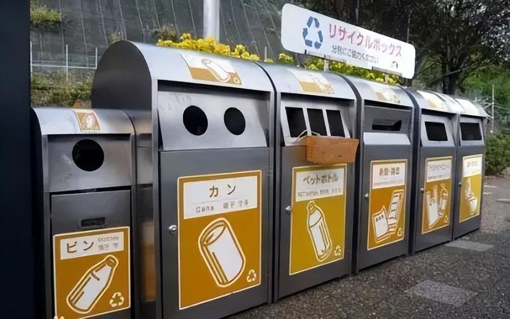日本球迷世界杯捡垃圾，是作秀还是传统？(2)