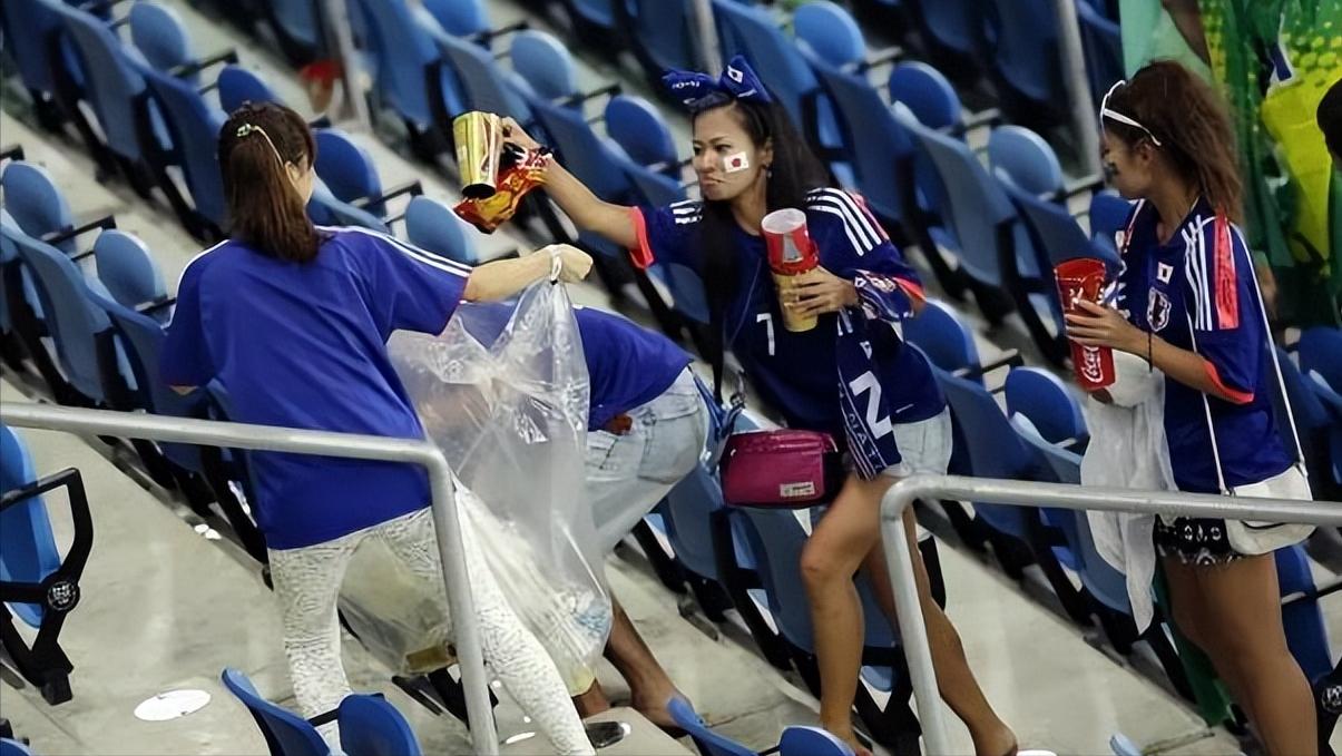 日本球迷世界杯捡垃圾，是作秀还是传统？(3)