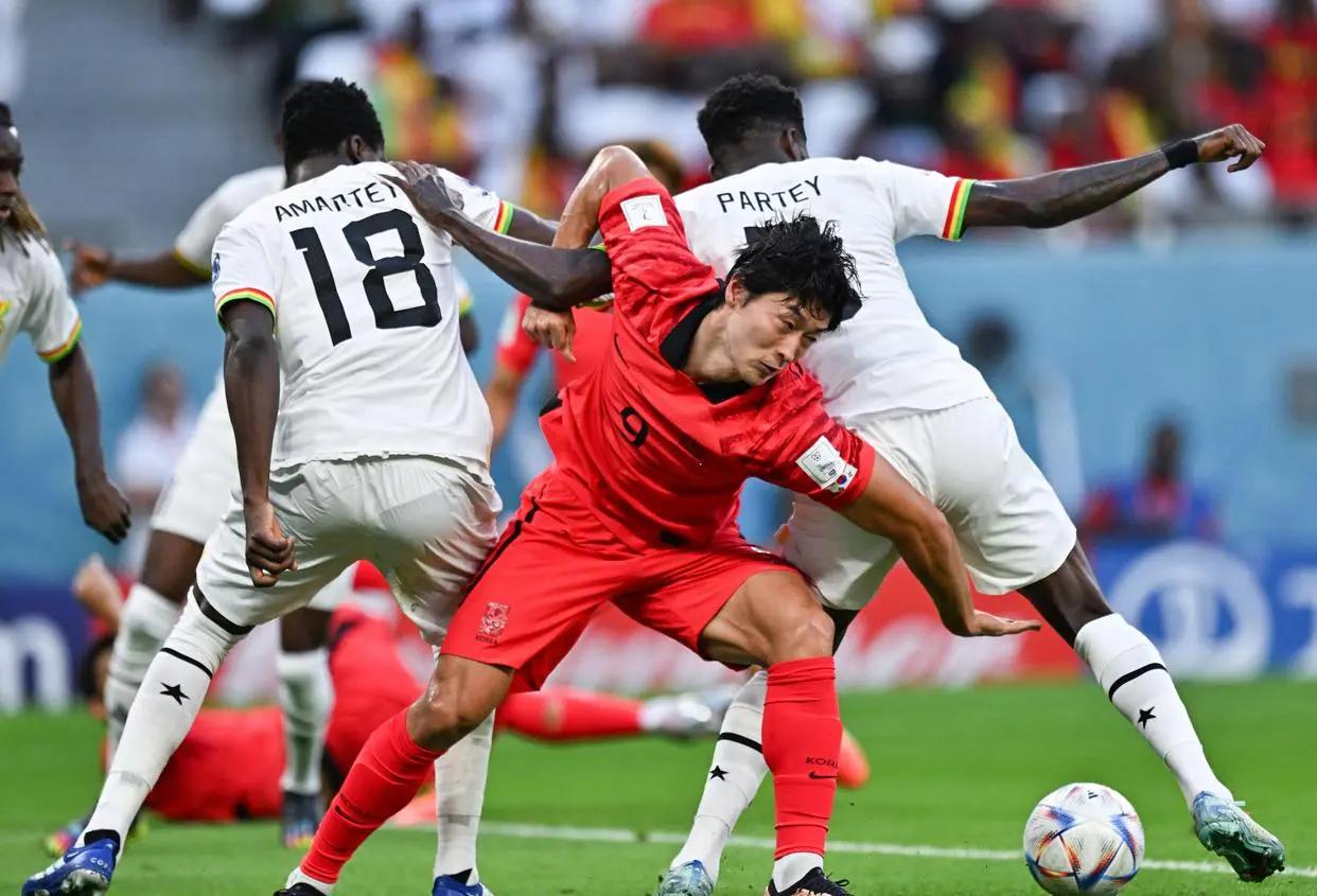 打花了！加纳半场2-0韩国，韩国6脚射门全部偏出 对手手球助攻(3)