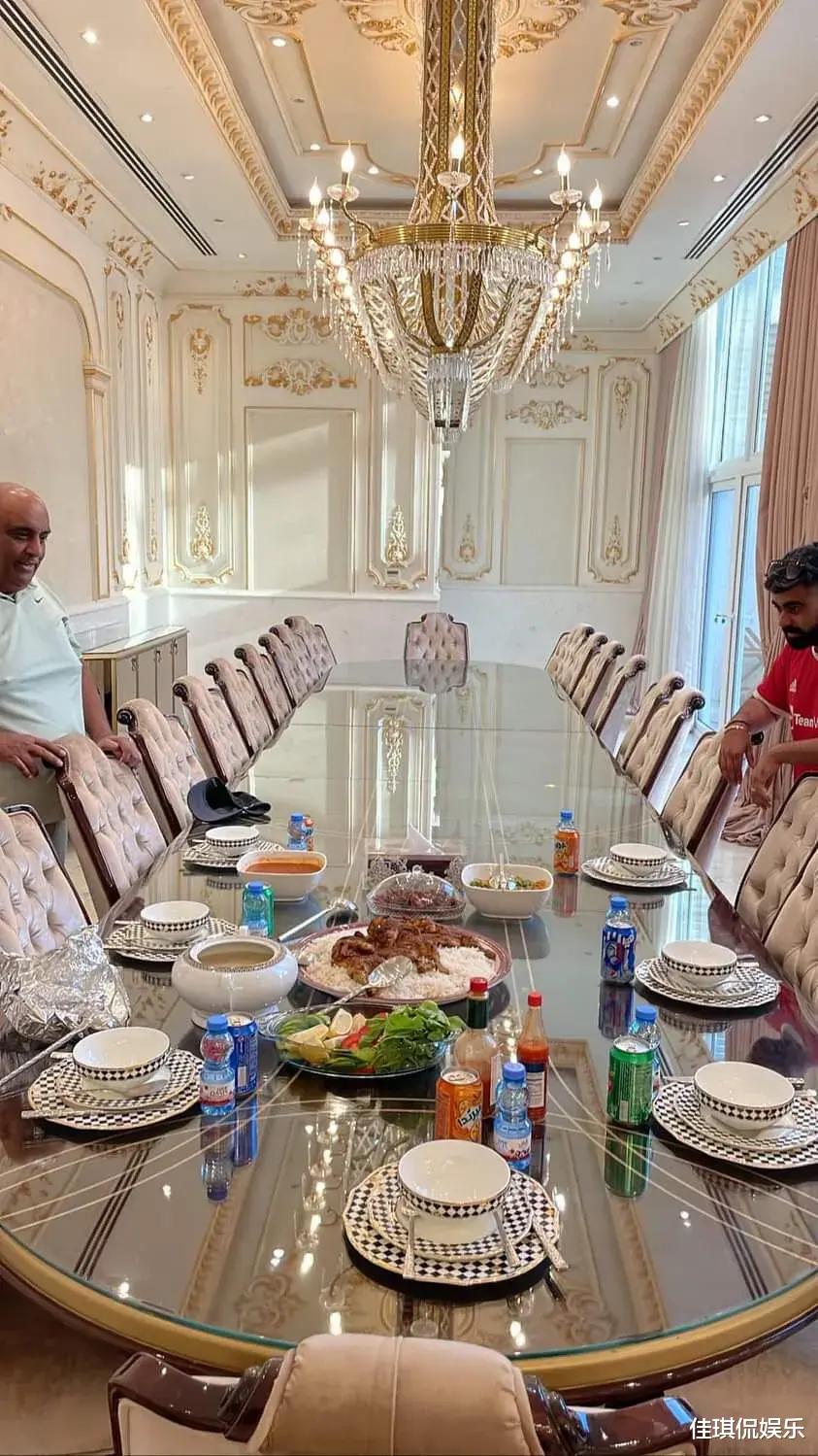卡塔尔王子邀请球迷参观豪宅、共进午餐，享受超五星级待遇。网友：伙食很一般(4)