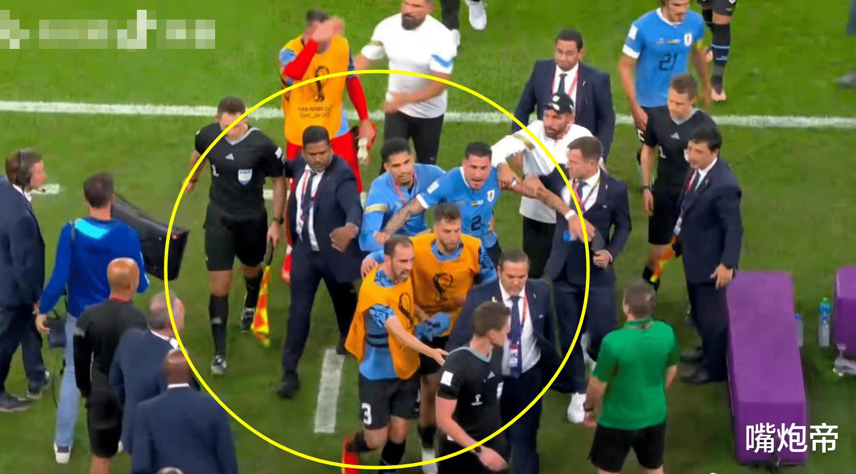 世界杯大争议，乌拉圭全队围攻裁判，拉着衣服不让走！2个点球不判保送韩国(2)
