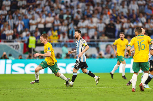 有情有义！赛后阿根廷全队庆祝，谁注意梅西举动，被队友拽回去(3)