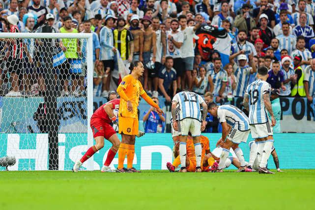 有情有义！赛后阿根廷全队庆祝，谁注意梅西举动，被队友拽回去(4)