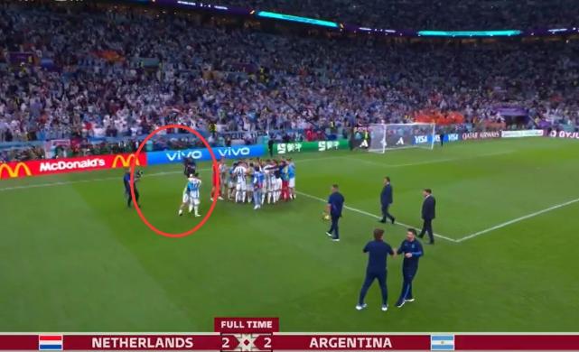有情有义！赛后阿根廷全队庆祝，谁注意梅西举动，被队友拽回去(5)