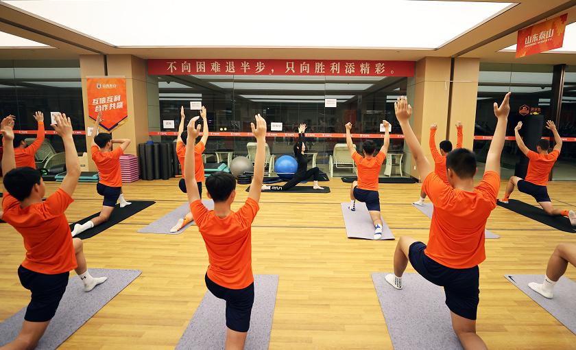 泰山队邀请瑜伽教练给球员上课，缓解压力放松身心，为冬训做准备
