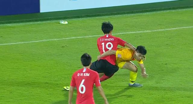 国奥0-1韩国遭绝杀，段刘愚护球让对方狼狈，年轻球员差距真不大(4)