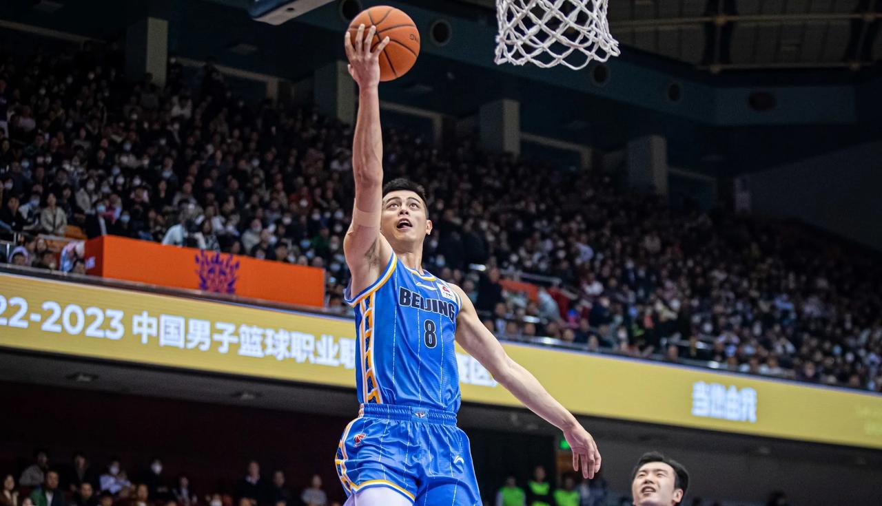 CBA联赛5日进行的5场比赛中，北京男篮主场迎战上海男篮是其中毫无争议的焦点。北