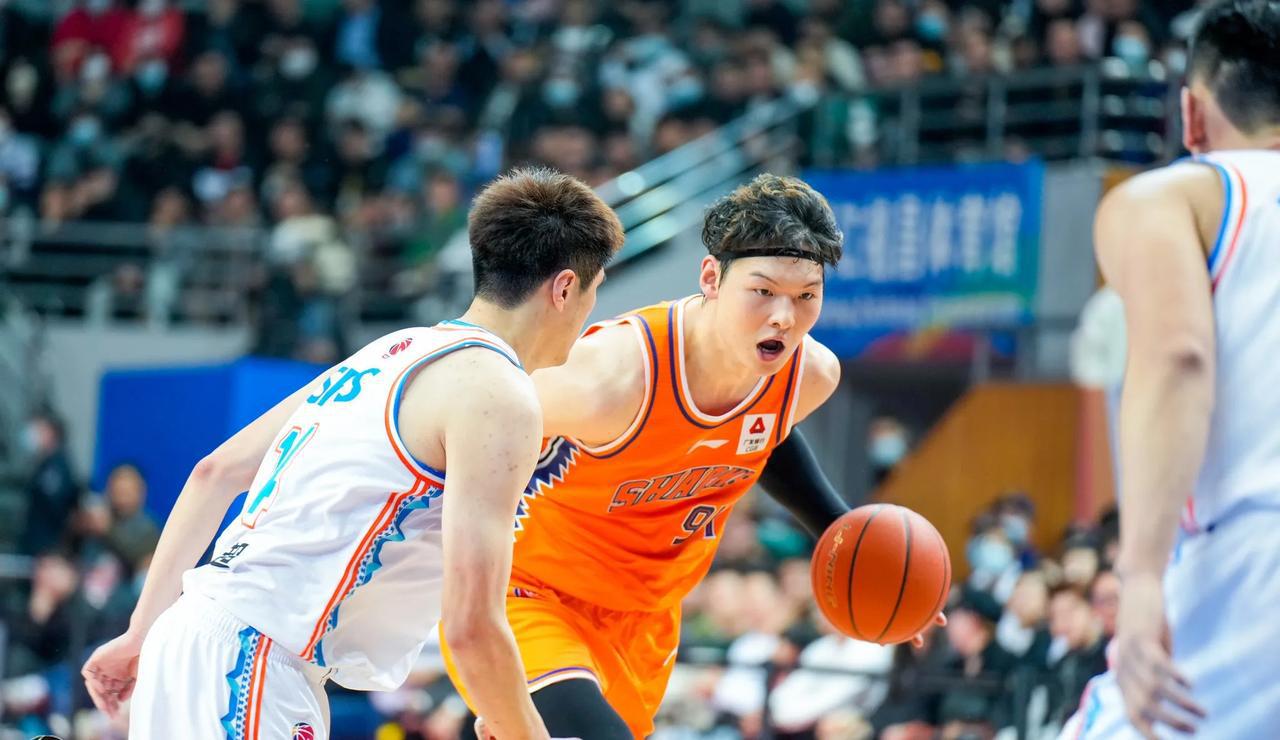 CBA联赛5日进行的5场比赛中，北京男篮主场迎战上海男篮是其中毫无争议的焦点。北(4)